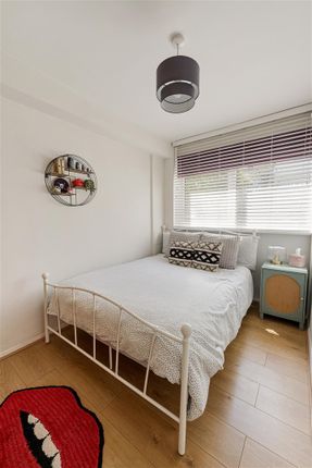 144, Queenswood Gardens, Wanstead photo 4