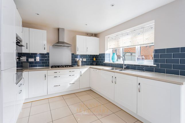 12 Apsley Road, Horley photo 4