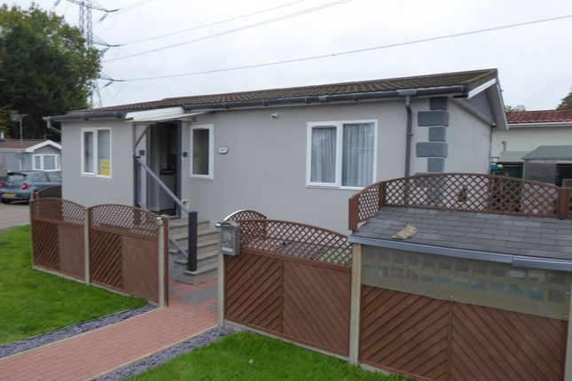2-bed caravan on 58 Meadow Close Park, Meadow Close Park, Bricket Wood, St Albans, Hertfordshire, £285,000