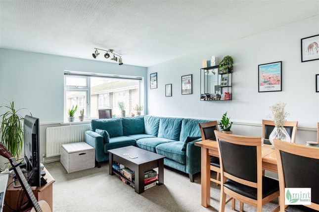 12, Hayden Court, Addlestone photo 4