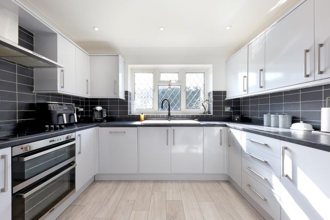 5, Dell Lees, Beaconsfield photo 4