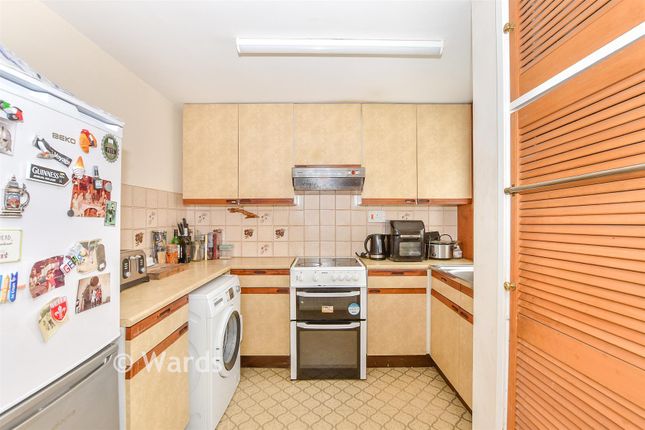 13, Oak Tree Close, Marden photo 3