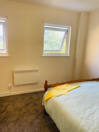 Room 4 6, Curran Close, Uxbridge photo 4