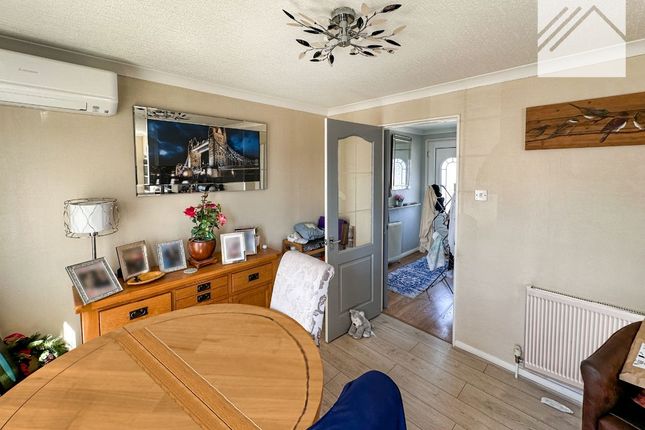 R1134, Kings Park, Canvey Island photo 4