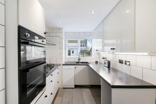 2 Well House, Woodmansterne Lane, Banstead photo 3