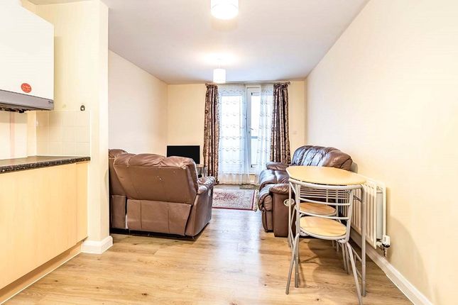 Flat for sale in Queen Marys Avenue, Watford, Hertfordshire