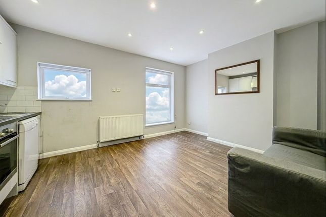 168 Frensham Drive, London photo 3