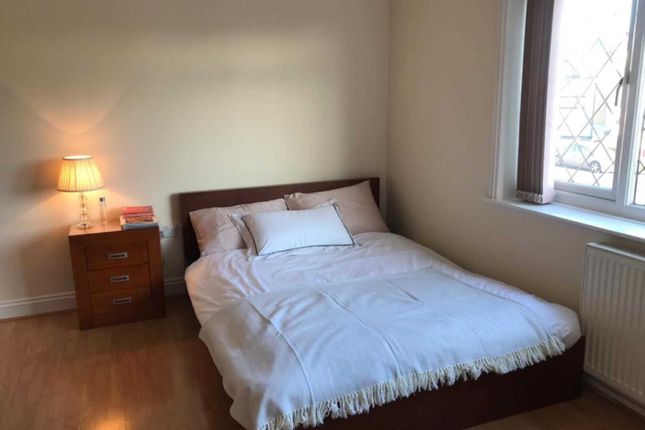 Room 1, Broadfields Avenue, Edgware photo 2