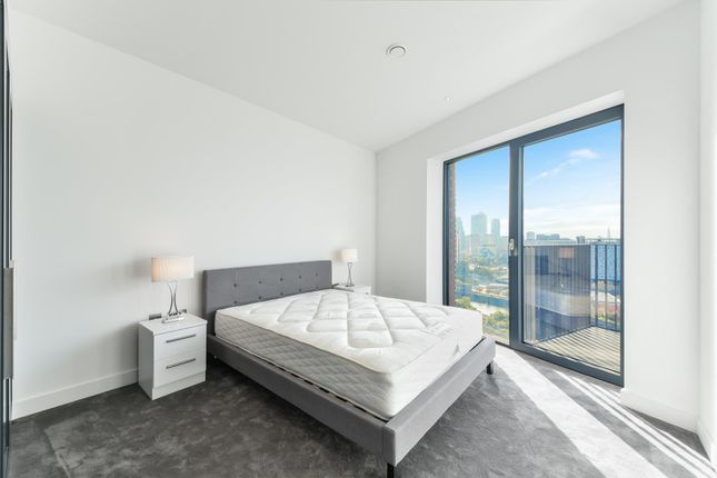 Flat to rent in Modena House, London City Island, London