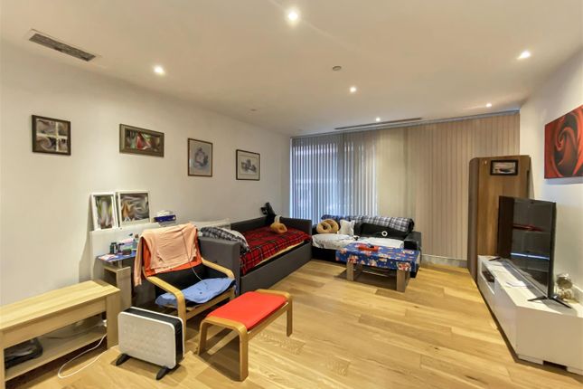 Flat 9, Trinity Square 23-59, Staines Road, Hounslow photo 2