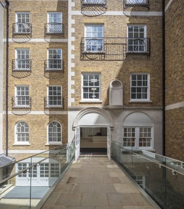 Office to let in 42 Trinity Square, London
