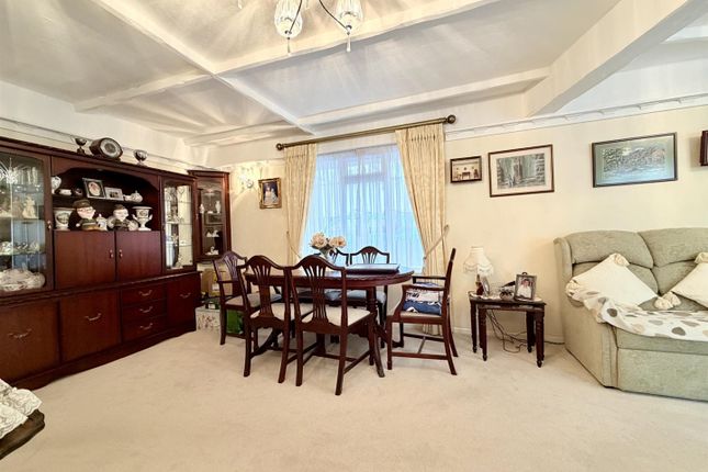 10, Mead Court, Waltham Abbey photo 4