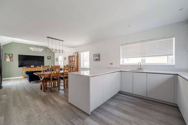 31, Exbury Crescent, Cranleigh photo 4