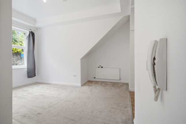 Flat 3, 3, Cwrt Brenin, Pontypridd photo 4