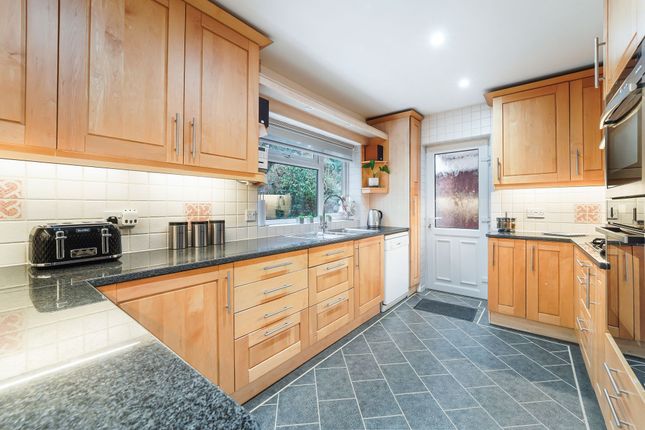 23 Oaks Way, Surbiton photo 3