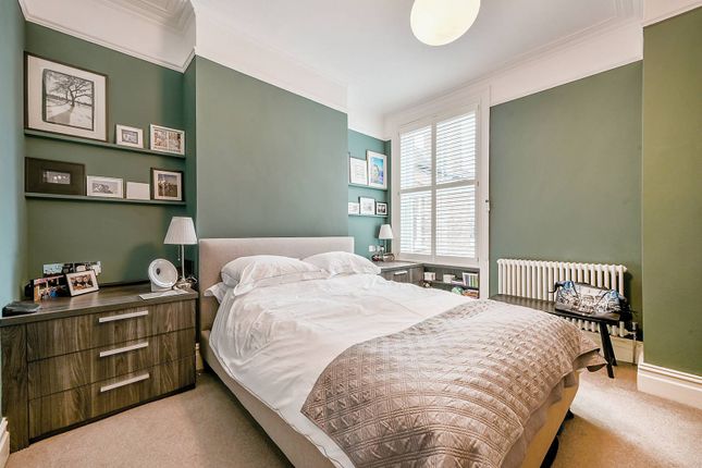 Flat for sale in Flanders Road, Bedford Park, London