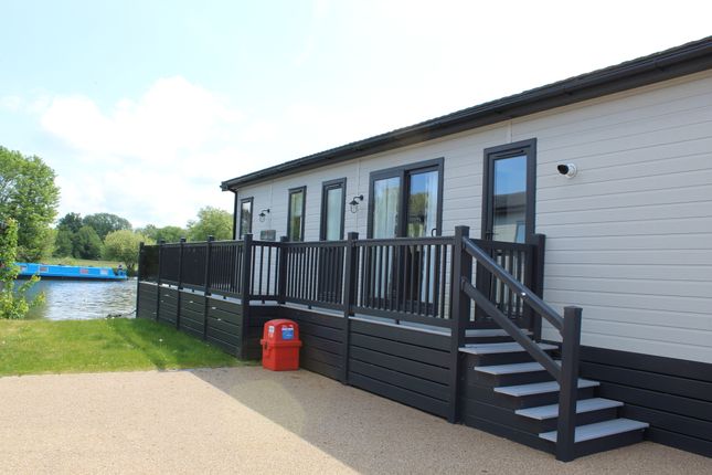 Studio caravan on 33, Thames Retreat, Staines-upon-Thames, £349,950