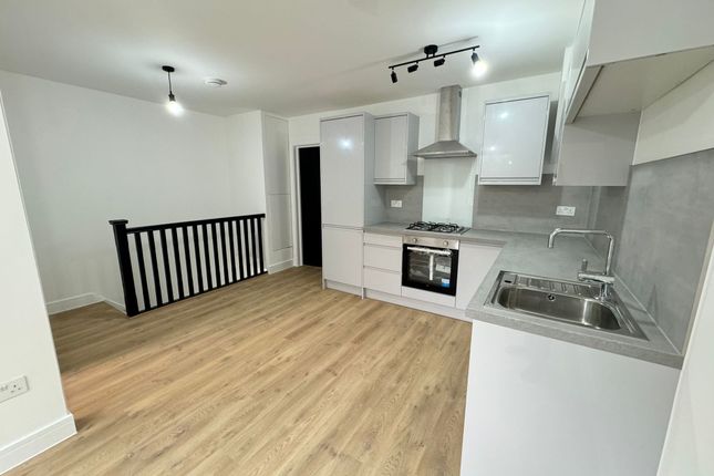 Thumbnail Flat to rent in Brownfield Street, London