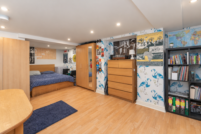 32 Beechwood View, LEEDS photo 5