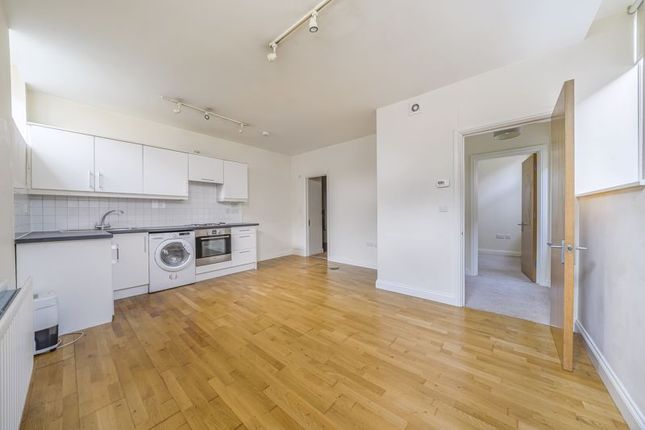 Flat 6, Rayleigh House, 32, High Street, Great Bookham photo 4