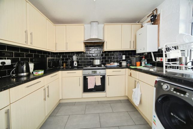1, Morris Close, Luton photo 2