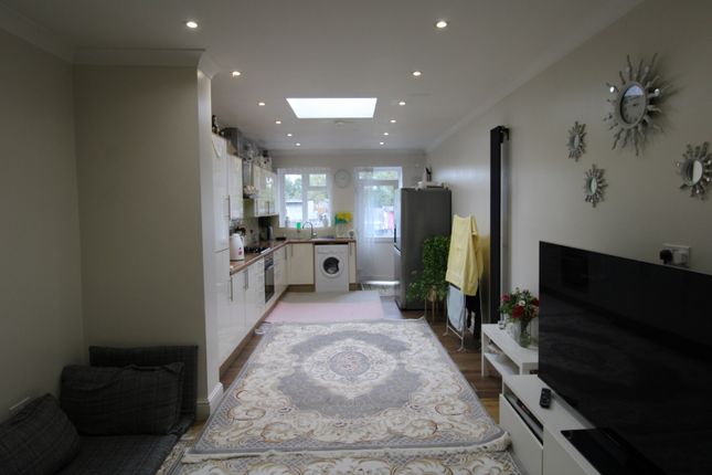 Bishop Ken Road, Harrow Weald photo 2