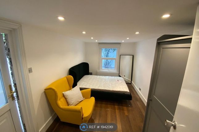 Flat to rent in Southolm Street, London