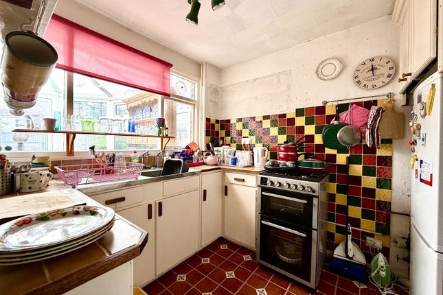 13, Cricketers Close, Chessington photo 3
