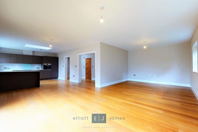 5 William Court, Manor Road, Chigwell photo 4