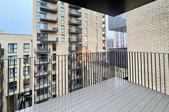 47 Alder Point, 2 Green Ferry Way, London photo 4