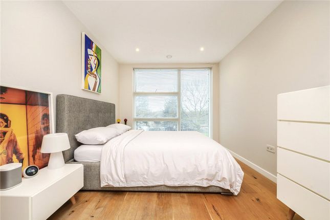 Flat to rent in Waterfront Apartments, 82 Amberley Road, London