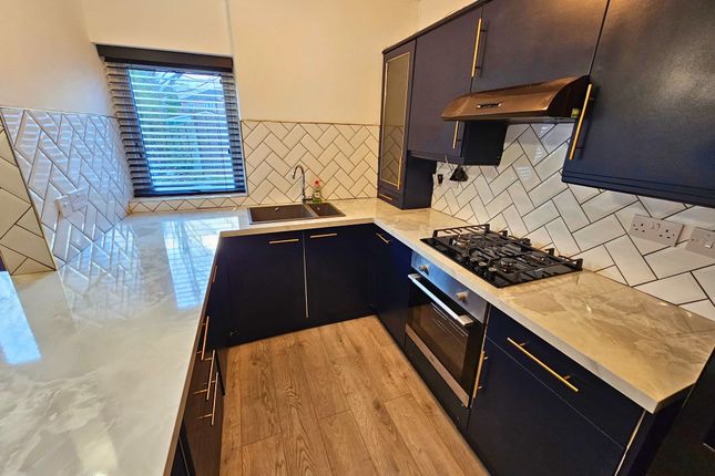 Room 2 2 Broseley Avenue, Manchester photo 5
