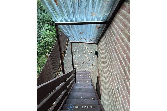 Flat, Sportsmans Cottages Kings Hill, West Malling photo 4