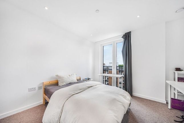 Flat for sale in Cendal Crescent, London
