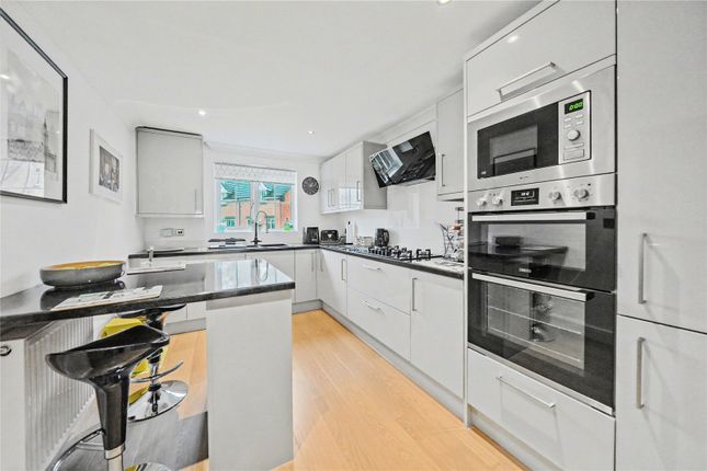 9, Pennyfield Close, Leeds photo 2