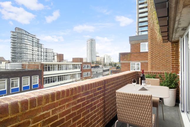 33, Middle Walk Woking, null photo 2