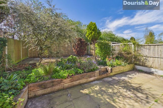 9 Byron Close, Stafford photo 3