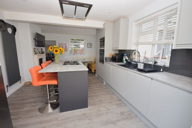 38, Alma Way, Surrey photo 4