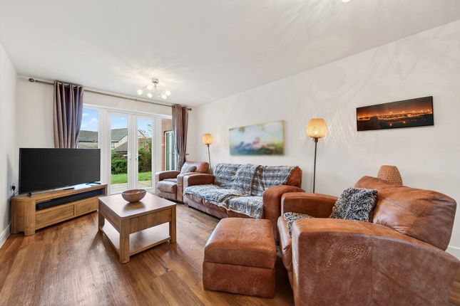 36, Kingfisher Way, Burton Latimer photo 4