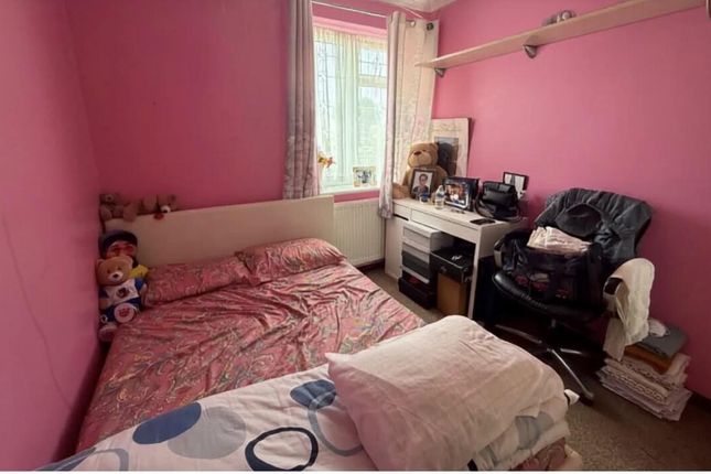 Shadwell Drive, Northolt photo 4