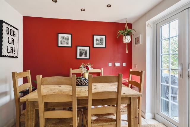 30, Perry Way, Lightwater photo 4