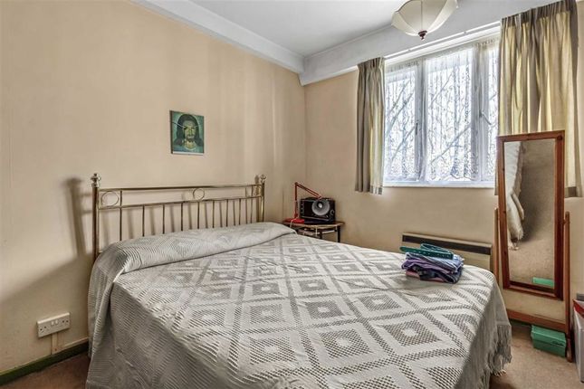 Flat for sale in Nelson Square, London