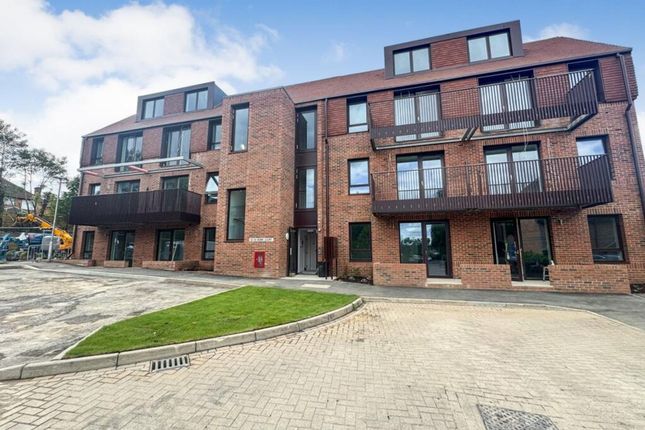 Studio flat on 66 Rowe Court Grovelands Road, Reading, £140,000
