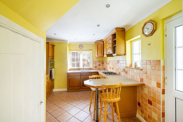 10 Pollards Oak Road, Oxted photo 4