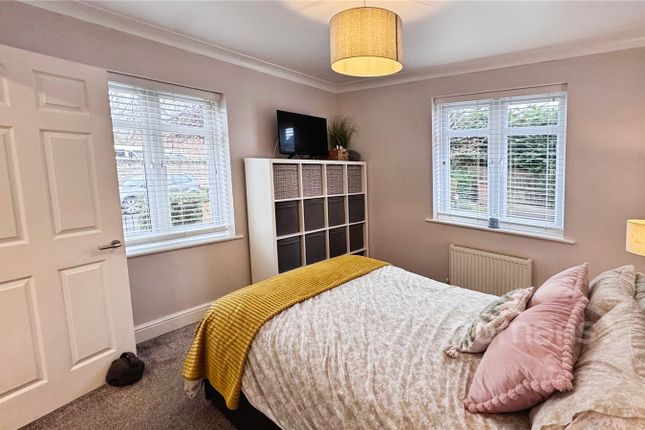 24, Overton Court, Farnham photo 5