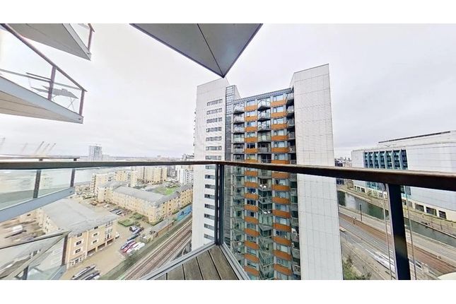 Flat to rent in Neutron Tower, London, Blackwall Way