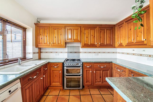7 Larch Close, Abingdon photo 3