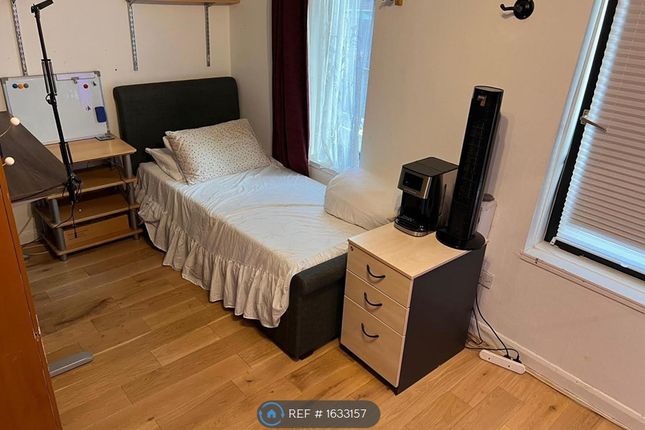 Room to rent in New Chapel Square, Feltham