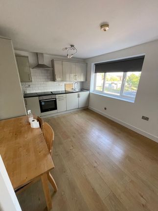 Bright 2-Bedroom Flat With Parking, Council Tax &amp; Water Incl. N12