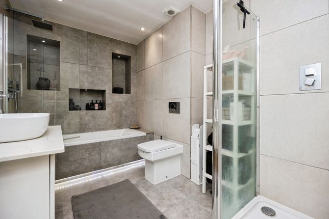 Flat 2, Fordmill House,, Portsmouth Road, Godalming photo 3